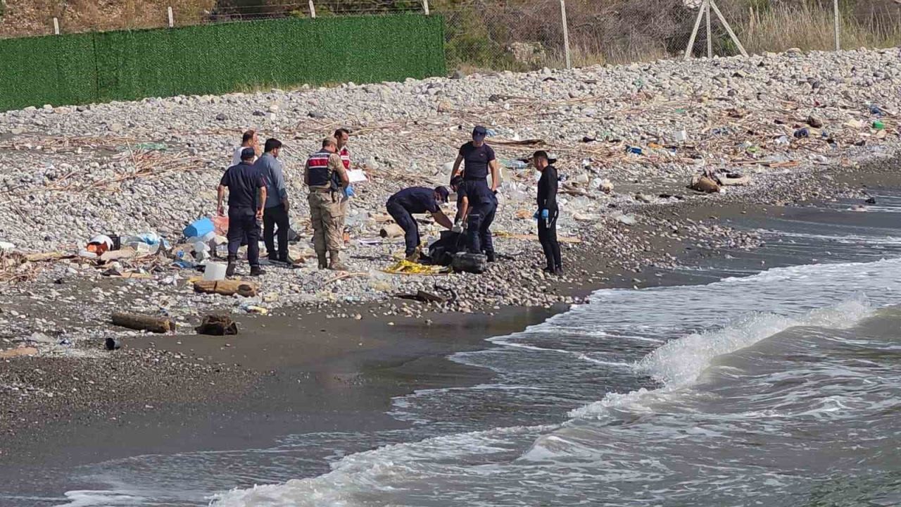 Hatay’da sahilde kimliği belirsiz erkek cesedi bulundu
