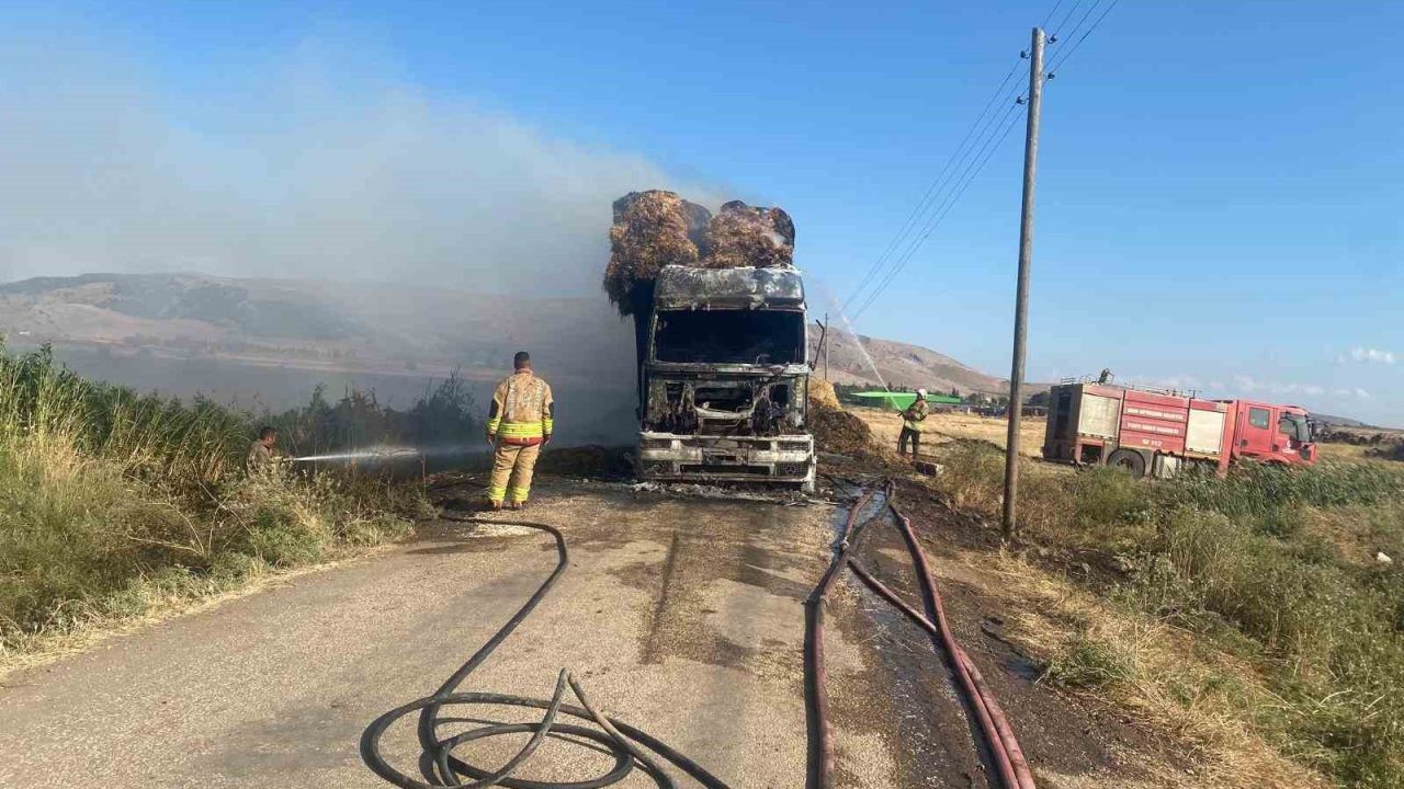 Hatay’da saman balyası yüklü tır alevlere teslim oldu