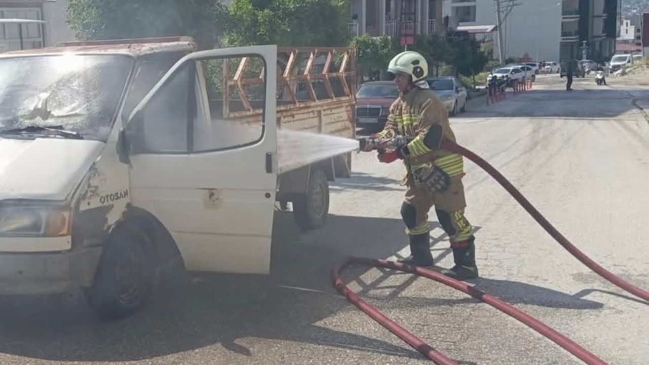 Hatay’da seyir halindeki kamyonet alevlere teslim oldu