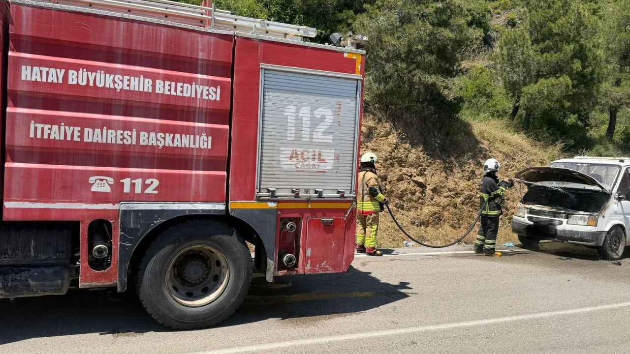 Hatay’da seyir halindeki otomobil alevlere teslim oldu