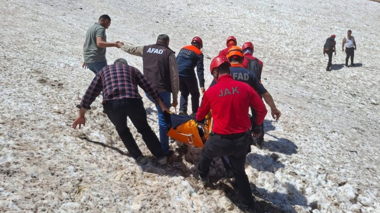 Helil Vadisi’nde ayağı kırılan vatandaş askeri helikopterle kurtarıldı