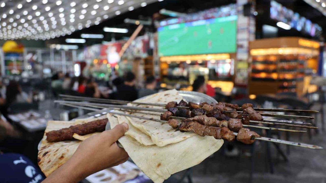 Hem ciğer yediler hem de dev ekranda maçı izlediler