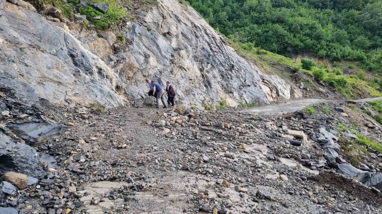 Heyelan nedeniyle kapanan köy yolunda vatandaşlar halatlarla karşıya geçti