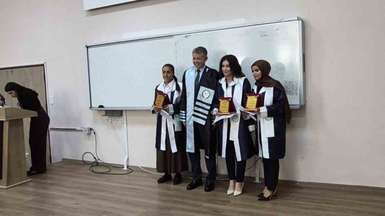 Iğdır Üniversitesi, Türk Dili ve Edebiyatı bölümü mezunlarını plaket ve belgelerle uğurladı