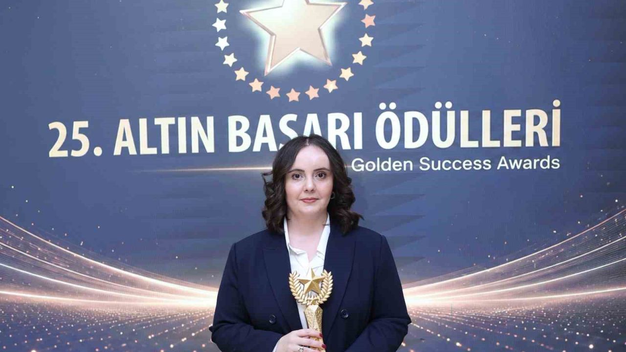 İHA muhabiri Zöhre Alagöz’e "Yılın En İyi Savunma Muhabiri" ödülü verildi