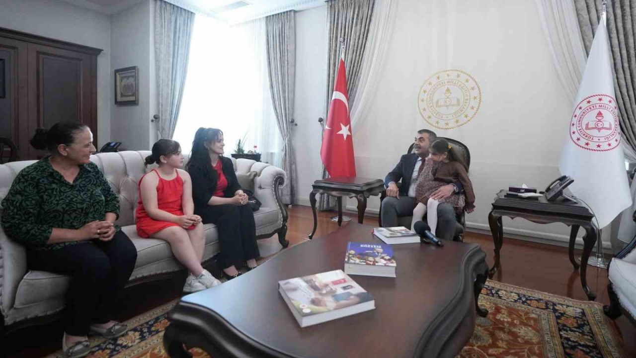 İhlas Haber Ajansı’nın haberiyle tüm Türkiye’nin tanıdığı görme engelli küçük müzisyen Nil, Milli Eğitim Bakanı Tekin’in ziyaret etti