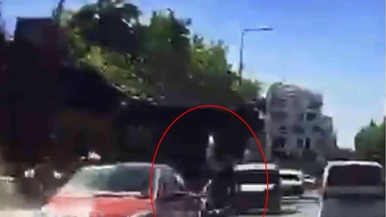 İki şeridin arasına daldı, iki araca çarptı: Feci kaza kamerada