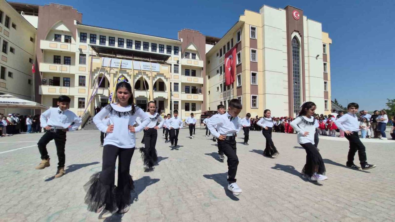 İlkokul öğrencileri ‘Yaza Merhaba Şöleni’ ile eğlendi
