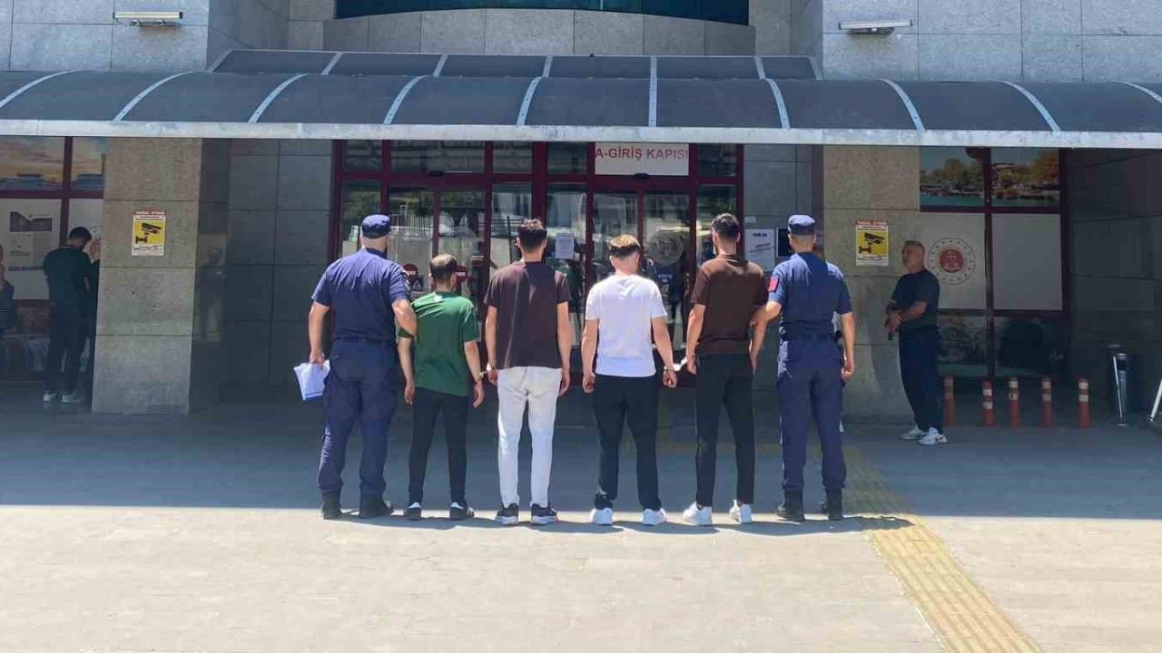 Irmaktaki teknenin kapısını kırıp içeride buldukları alkollerle alem yaptılar