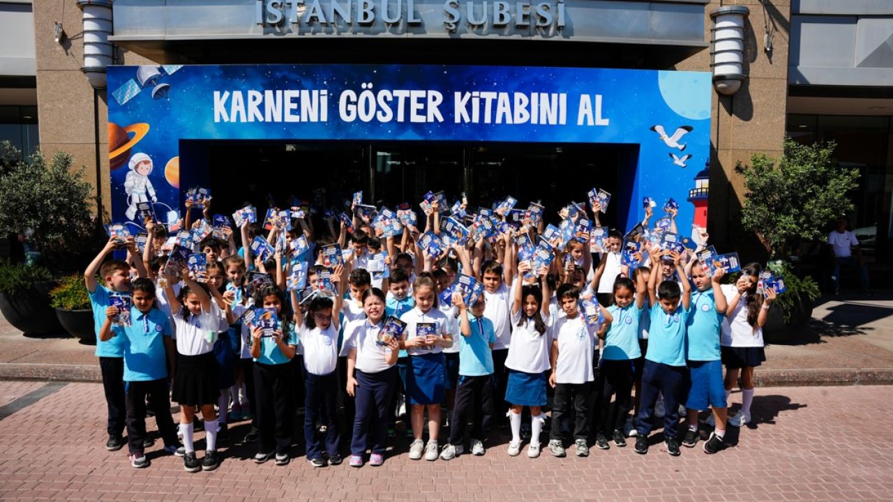 İş Bankası şubeleri karnelerini alan çocukları bekliyor