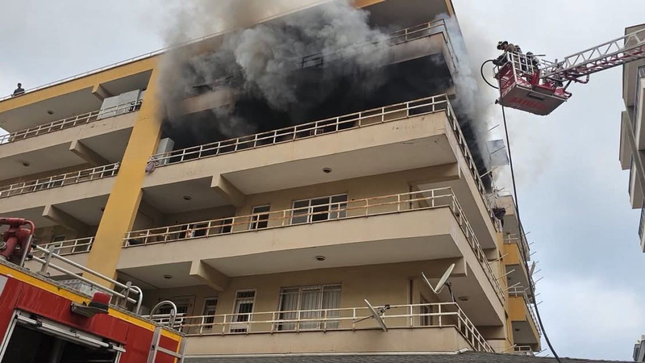 İskenderun’da apartman dairesinden alevler yükseldi
