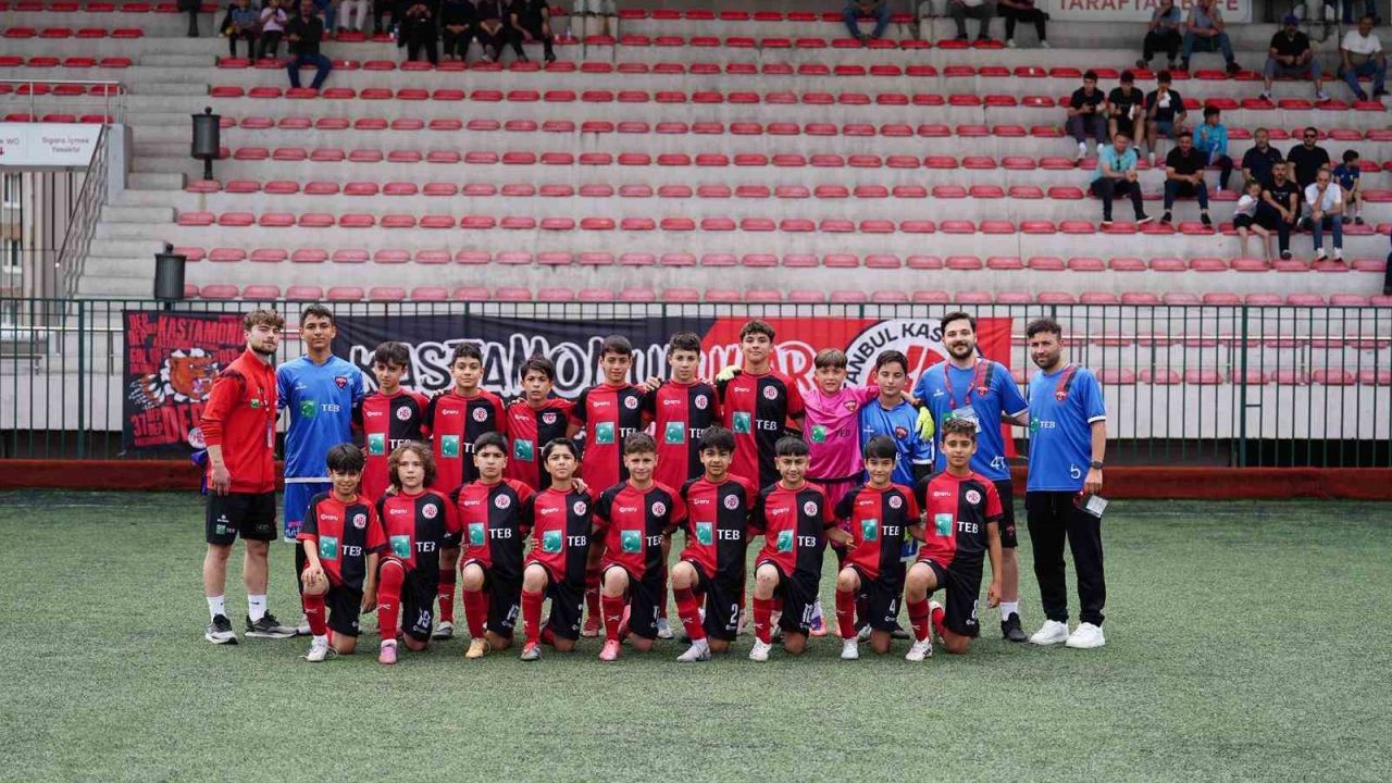 İstanbul Kastamonuspor U13 takımı şampiyon oldu