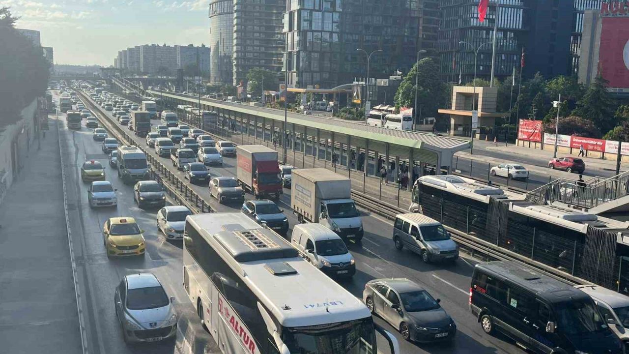 İstanbul’da bayram tatili sonrası sabah saatlerinde trafik yoğunluğu oluştu