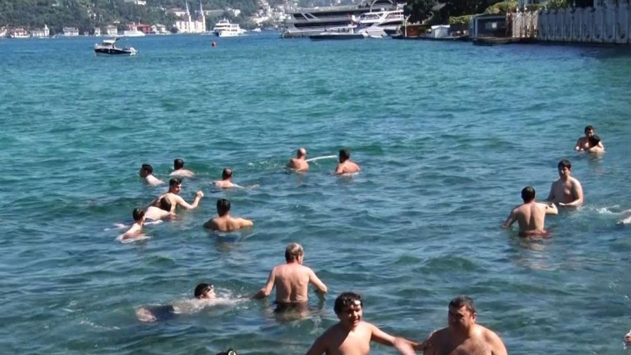 İstanbul’da termometreler 36 dereceyi gösterdi: Sıcaktan bunalan vatandaşlar sahillere akın etti