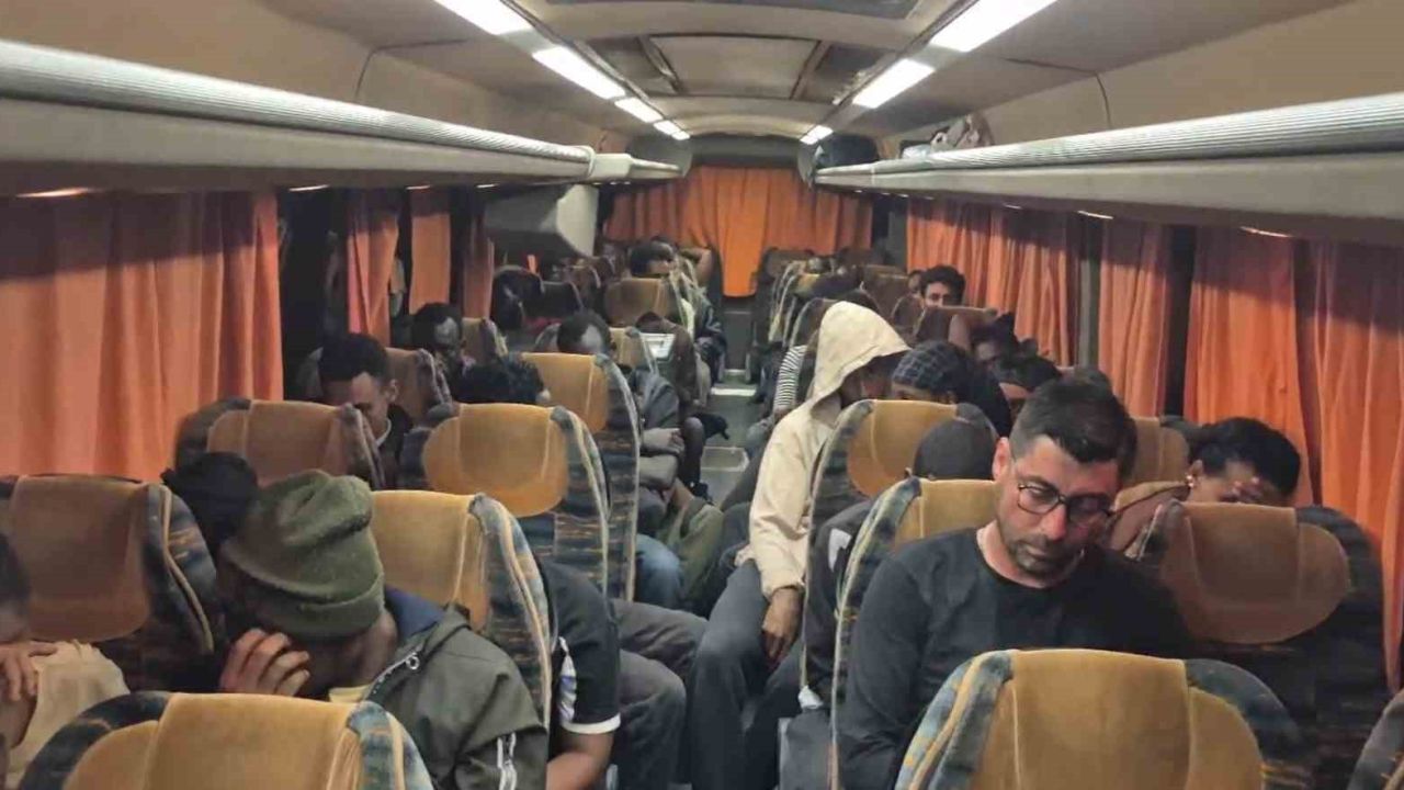 İzmir’de 36 düzensiz göçmen ve 1 göçmen kaçakçısı yakalandı