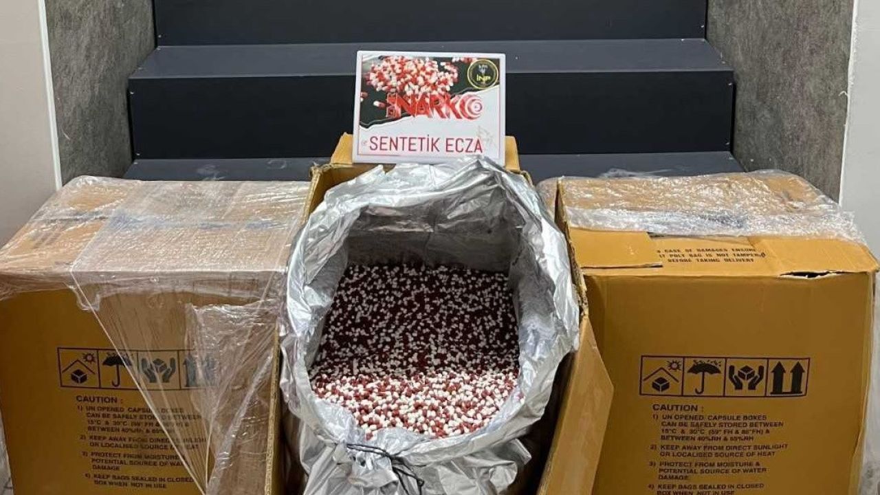 İzmir’de dev uyuşturucu operasyonu: 300 bin hap ele geçirildi