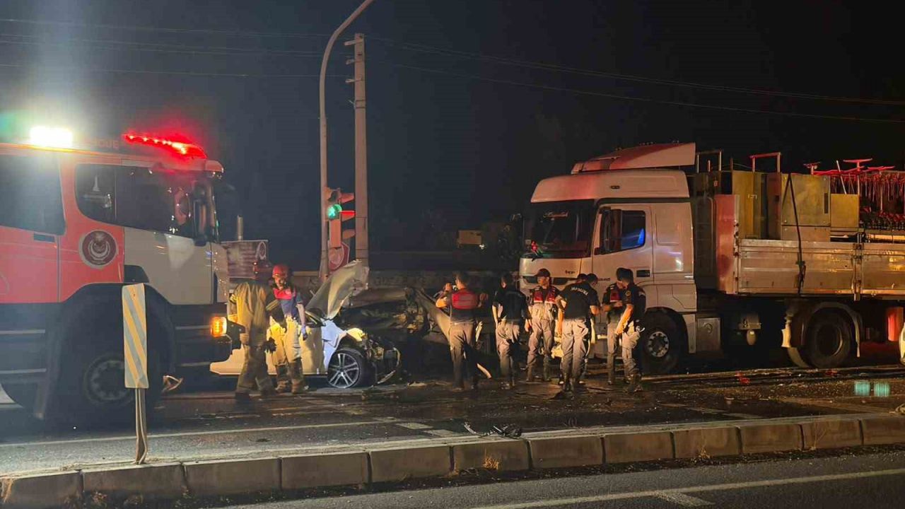 İzmir’de kırmızı ışıkta bekleyen araçlara tır çarptı: 1’i ağır 5 yaralı