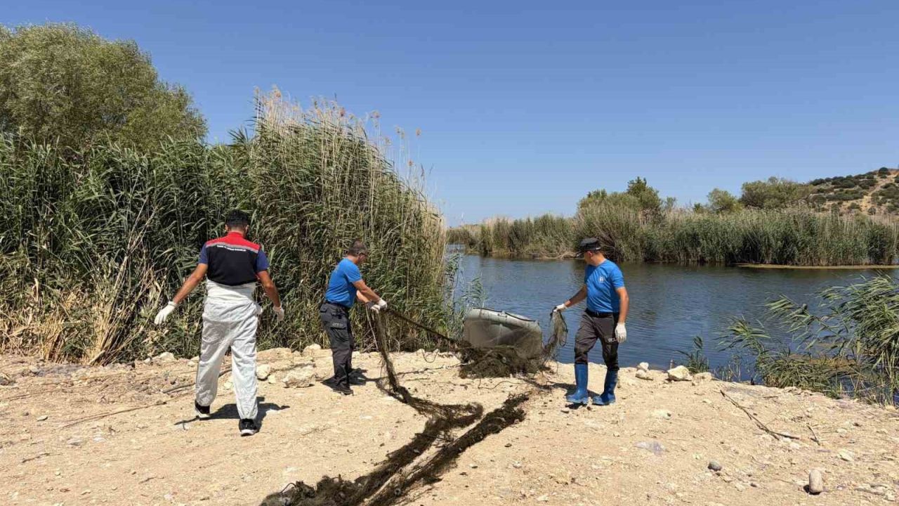 İzmir’de yasa dışı avcılıkla mücadele: 50 metrelik ağ sudan çıkarıldı