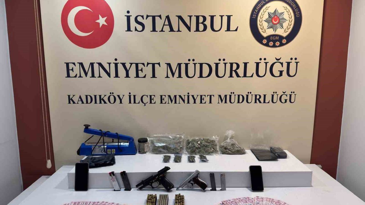 Kadıköy’de "dur" ihtarına uymayan şüphelilerden çok miktarda uyuşturucu madde ve ruhsatsız silah çıktı