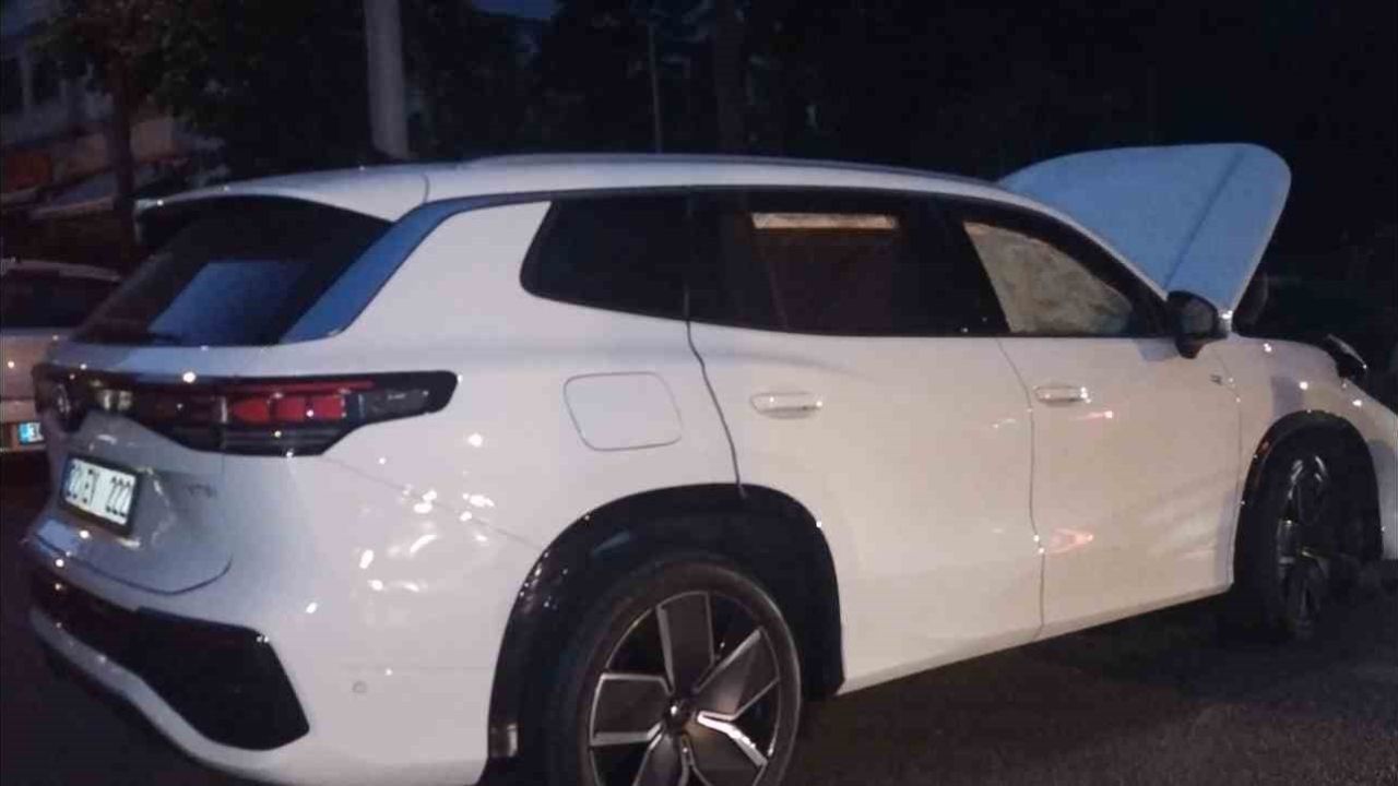 Kadıköy’de iki otomobil çarpıştı: 2 yaralı