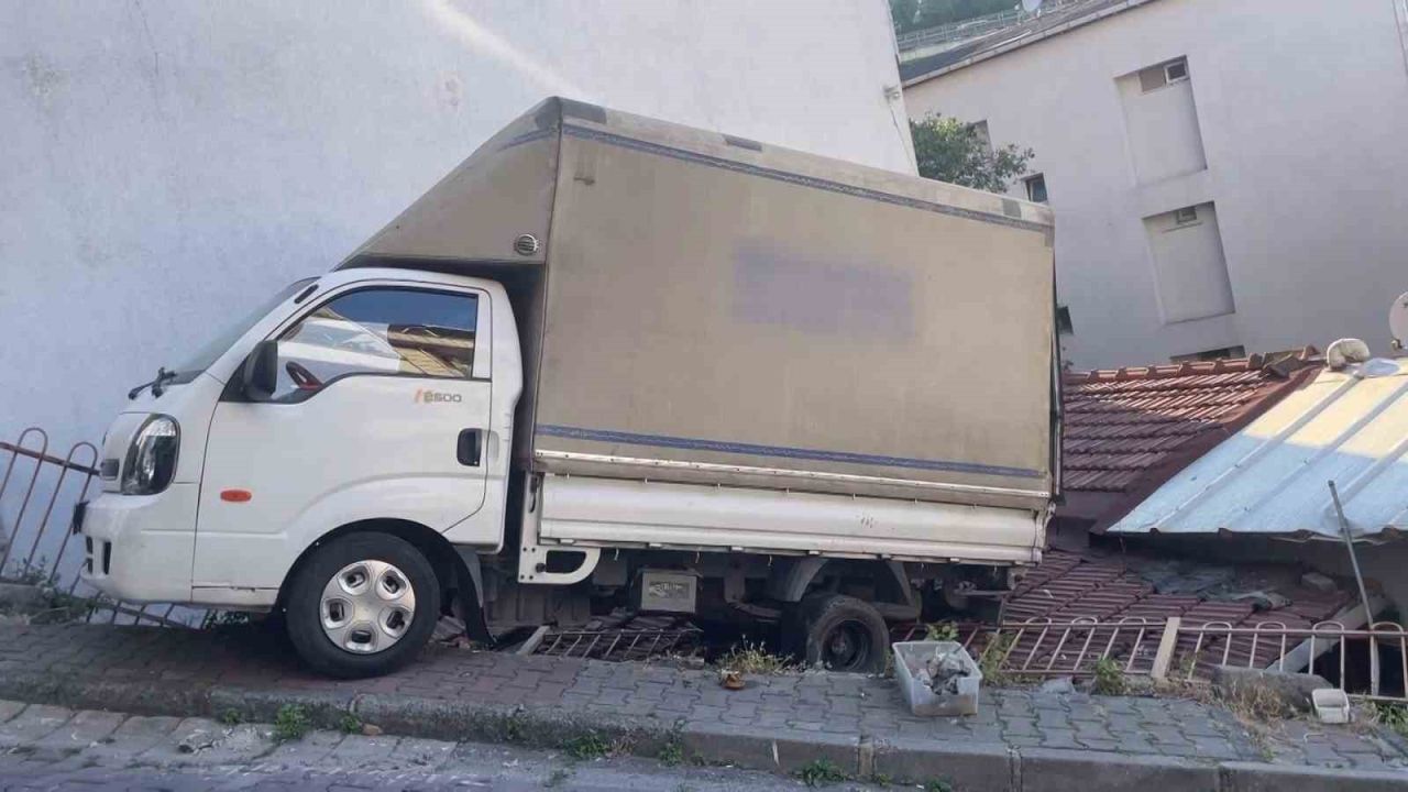 Kağıthane’de geri kayan kamyonet evin çatısına düştü
