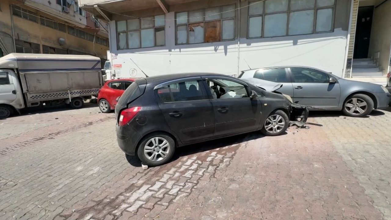 Kağıthane’de yokuştan kayan araç kaza yaptı: 4 araçta maddi hasar oluştu