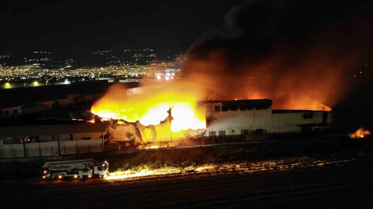 Kahramanmaraş’taki fabrika yangını dron ile görüntülendi