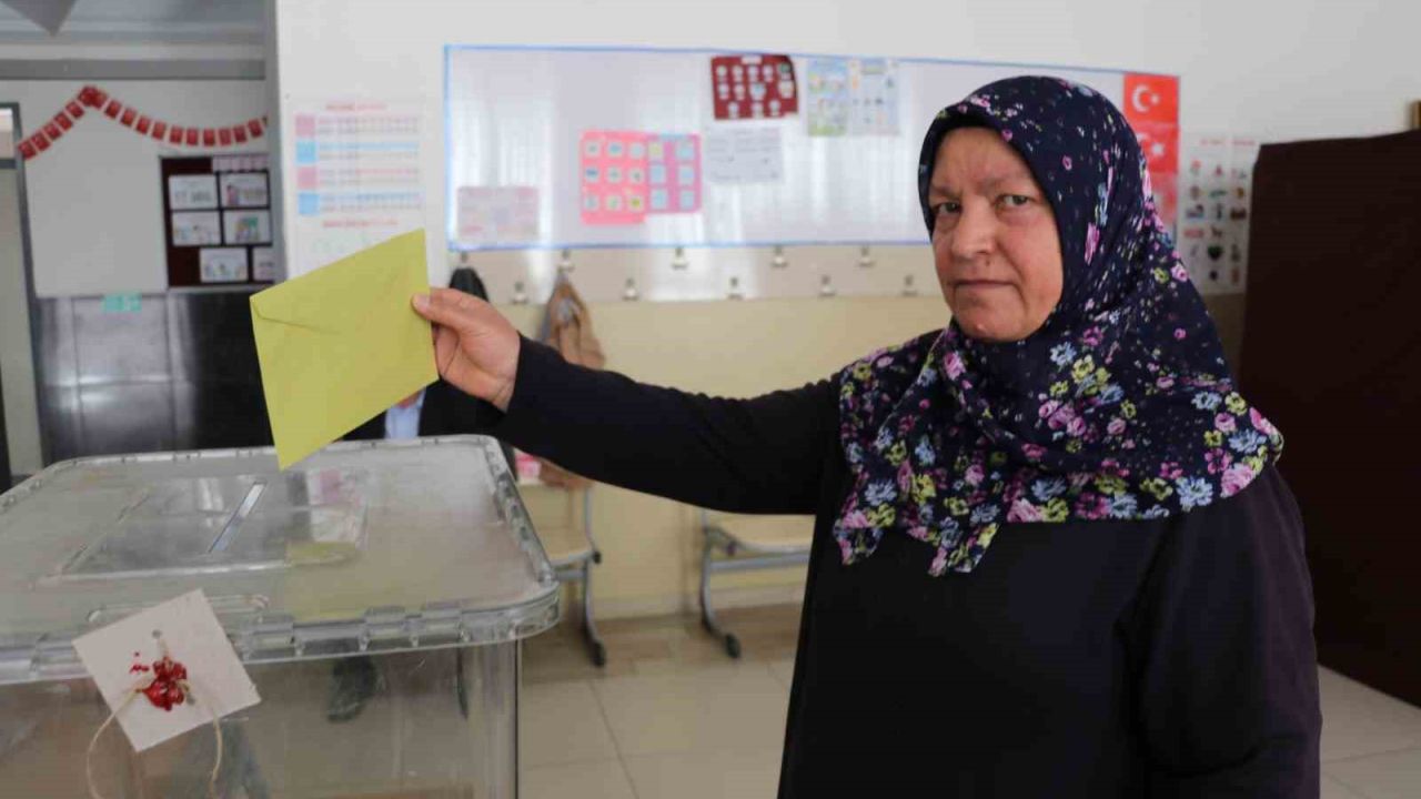 Kalp krizi geçirerek hayatını kaybetmişti, mahalle yeni muhtarını seçmek için sandık başına gitti