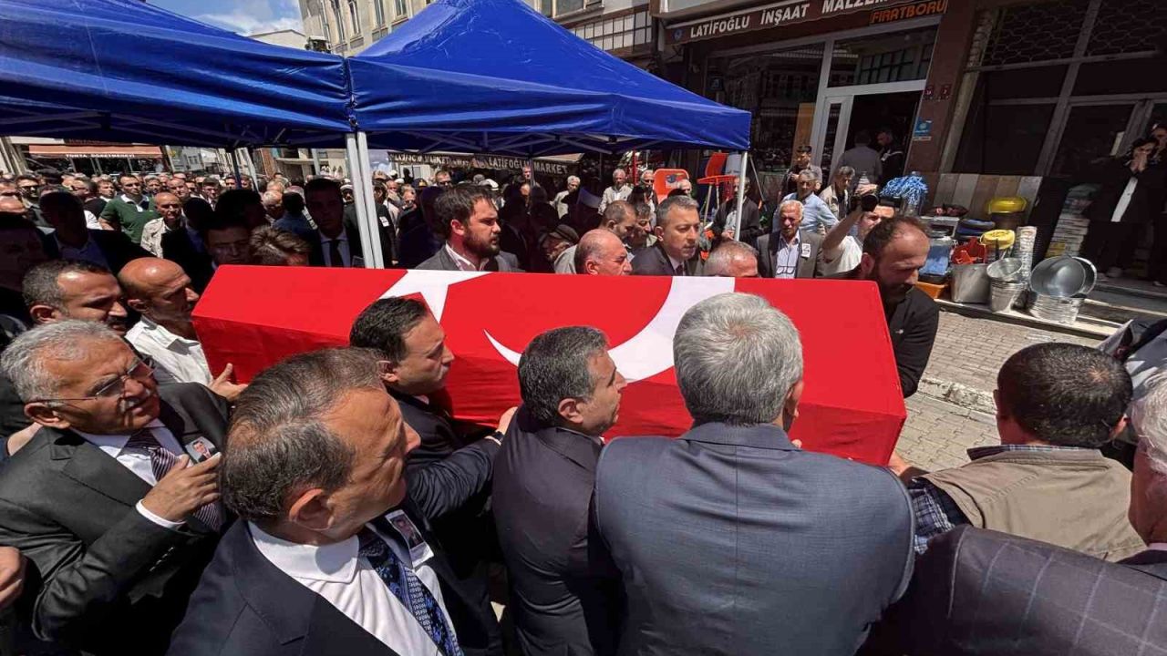 Kalp krizine yenik düşen Vali Yardımcısı Şenol Esmer memleketi Trabzon’da toprağa verildi