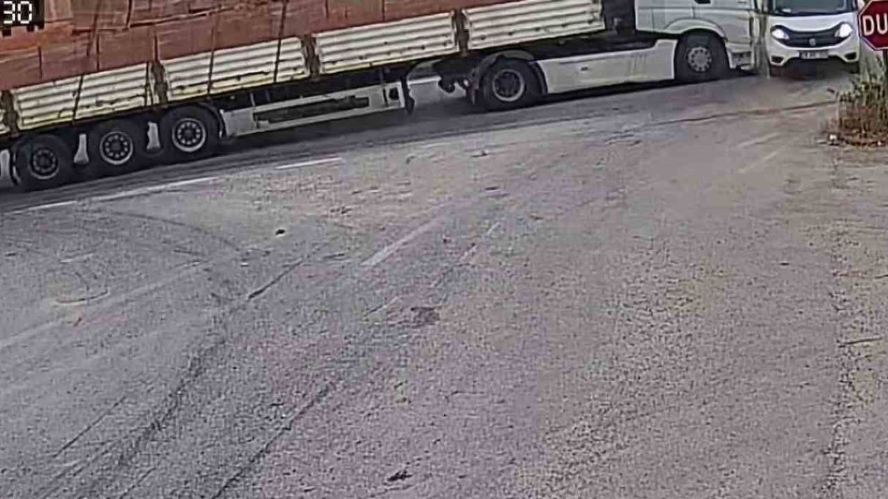 Kameralara yansıyan kaza ucuz atlatıldı: Tır, yola kayan kamyonete çarptı