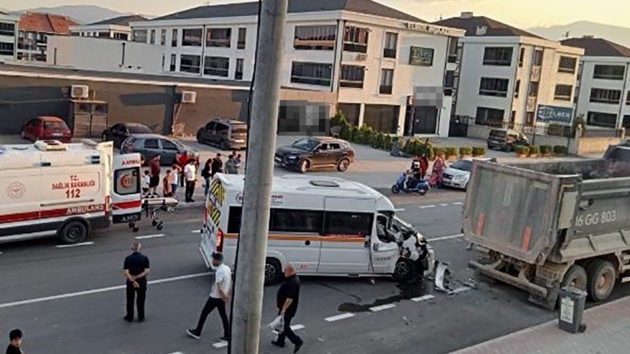 Kamyona arkadan çarpan servisin sürücüsü ağır yaralandı