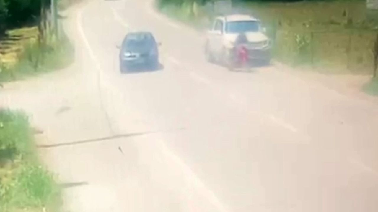 Kamyonet ile motosiklet böyle çarpıştı: 1 ağır yaralı