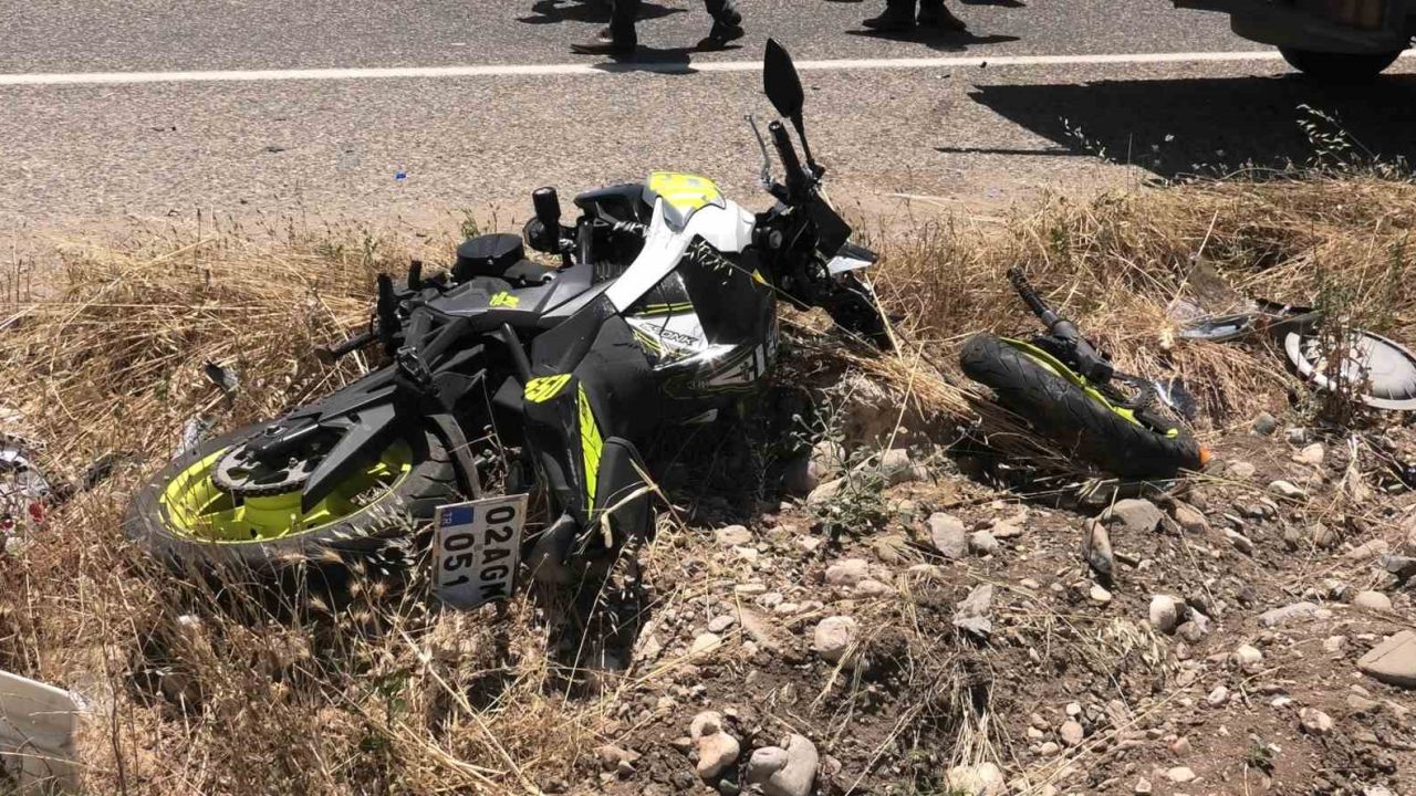 Kamyonet ile motosiklet çarpıştı: 1’i ağır 2 yaralı