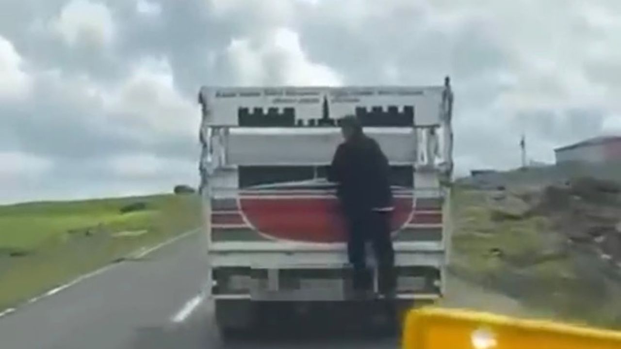 Kamyonete tutunarak kilometrelerce yol aldı