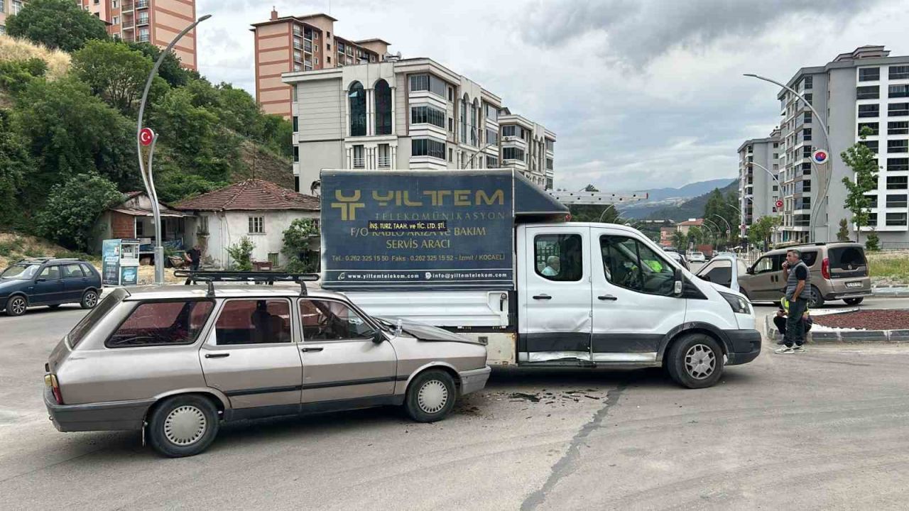 Karabük’te otomobil kamyonetle çarpıştı: 1 yaralı