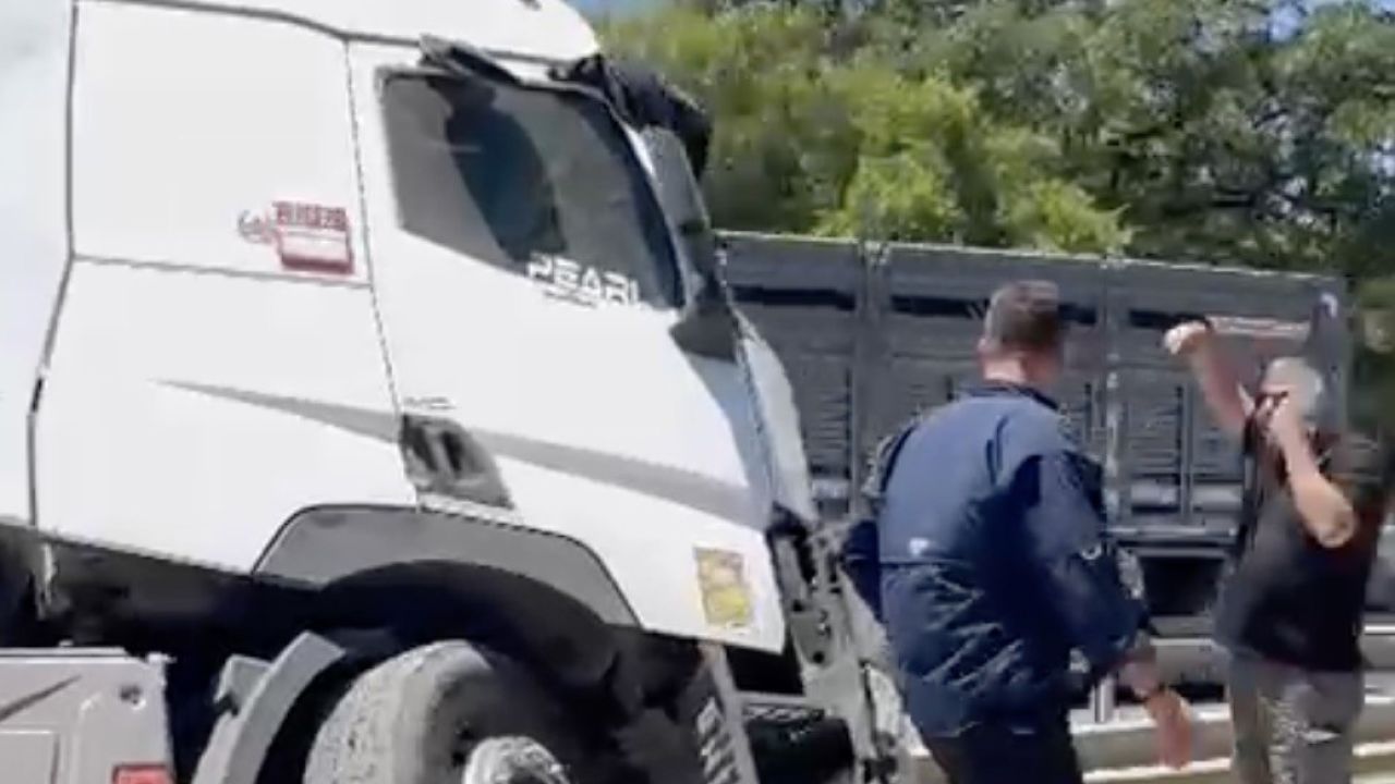 Karacabey’de ön lastiği patlayan tır refüje girdi