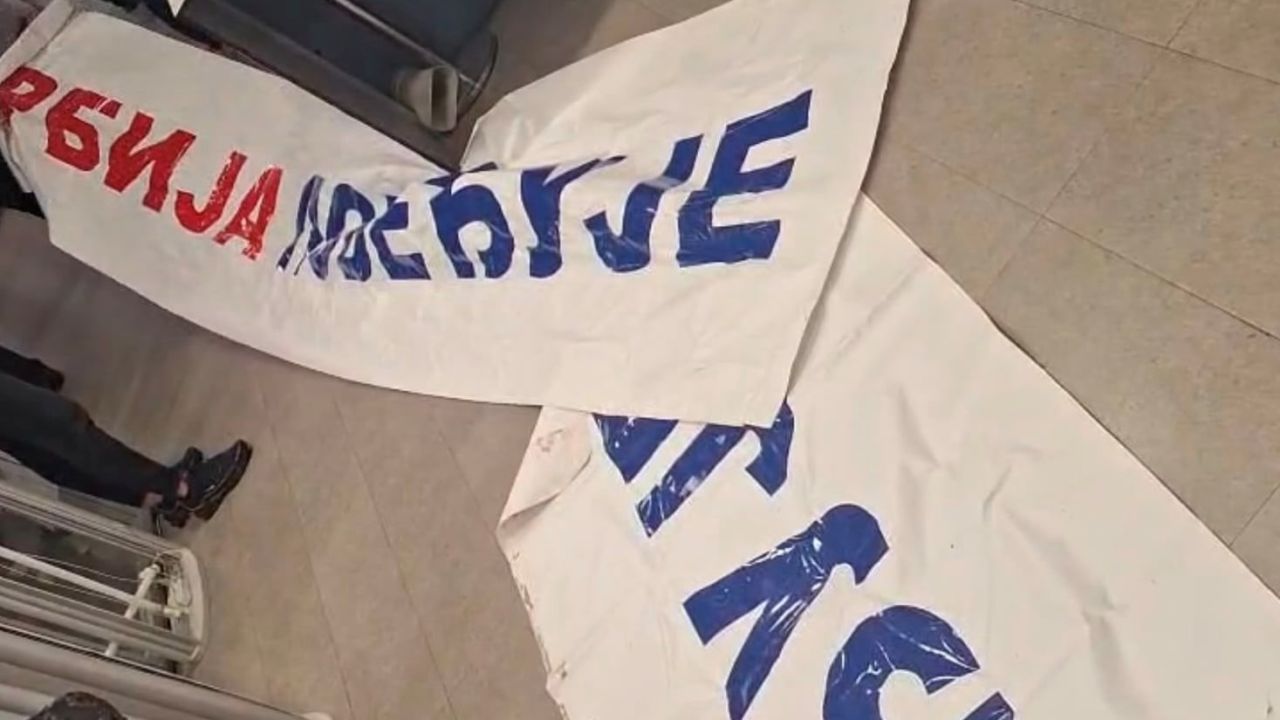 Karadağ, AB Zirvesi öncesi charter uçuşla ülkeye gelen 87 Sırbistan vatandaşını Sırbistan’a geri gönderdi