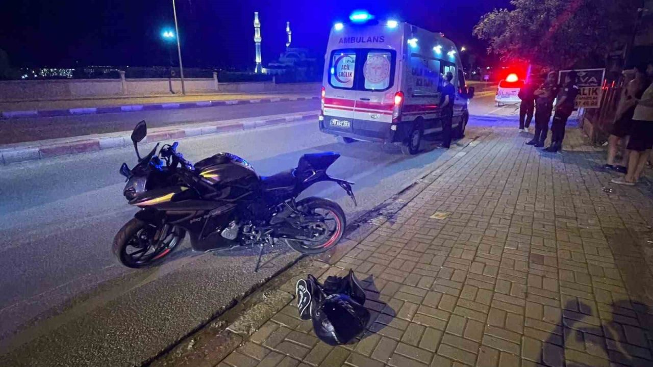 Karaman’da kaldırımı aşarak karşı şeride geçen motosikletin sürücüsü ölümden döndü