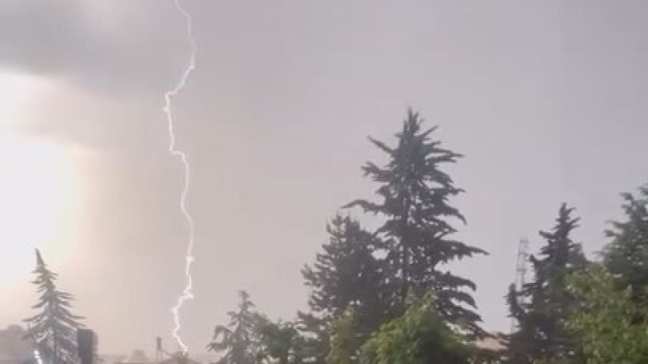 Kastamonu’da alev alev yanan jimnastik salonuna yıldırımın düşme anı kamerada