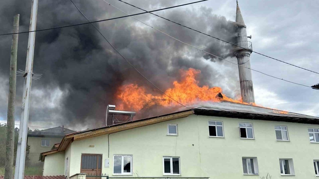 Kastamonu’da çıkan yangında cami kullanılamaz hale geldi