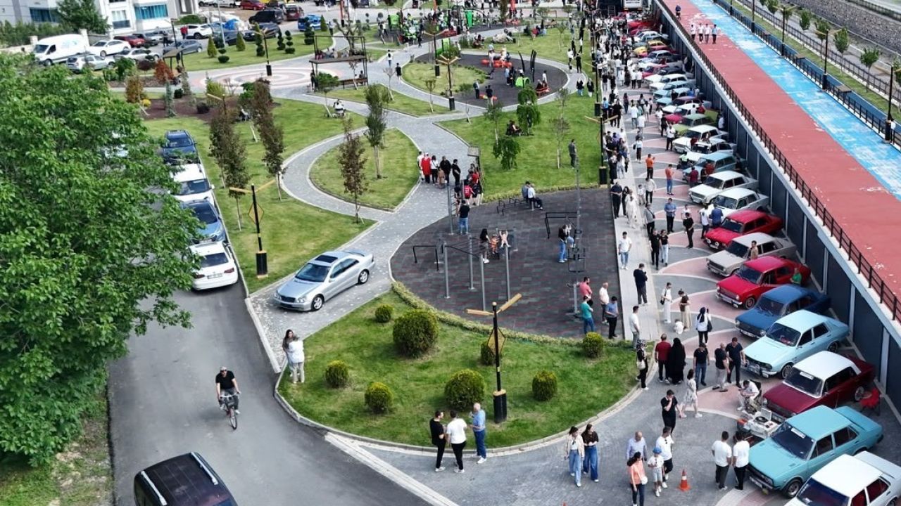Kastamonu’da geçmişe yolculuk: Klasik otomobillere vatandaşlardan yoğun ilgi