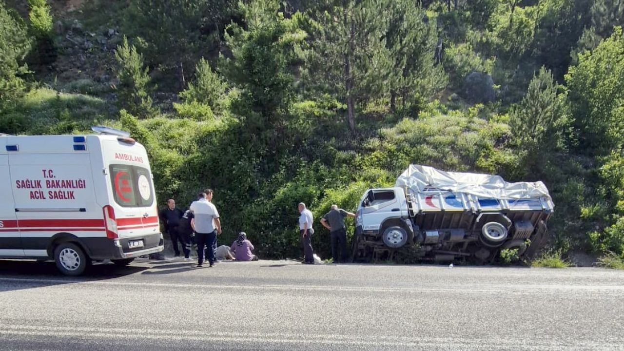 Kastamonu’da kamyon şarampole devrildi: 2 yaralı