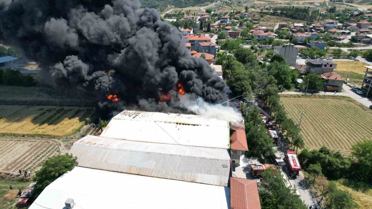 Kauçuk fabrikasındaki yangın havadan görüntülendi