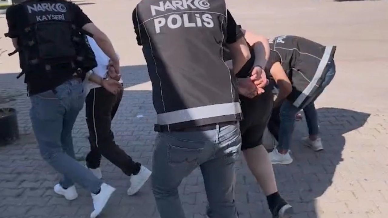 Kayseri’de aracın bagajından 4 bin 458 adet uyuşturucu hap ele geçirildi: 3 tutuklama