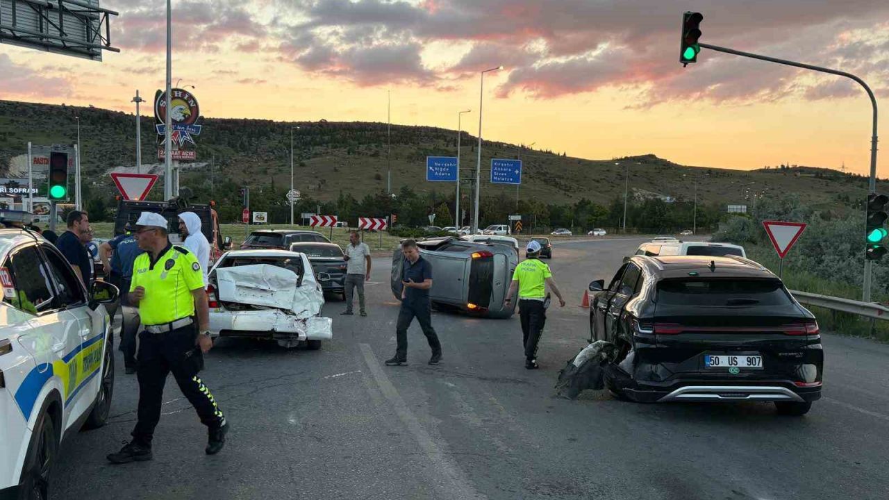 Kayseri’de otomobil trafik ışıklarında bekleyen 4 araca çarptı: 4 yaralı