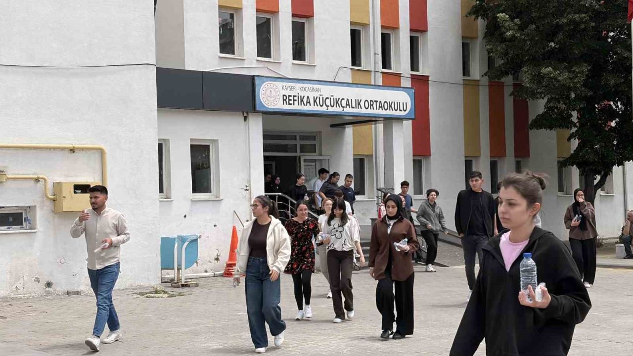 Kayseri’de polis geç kalan adayları sınava yetiştirmek için seferber oldu