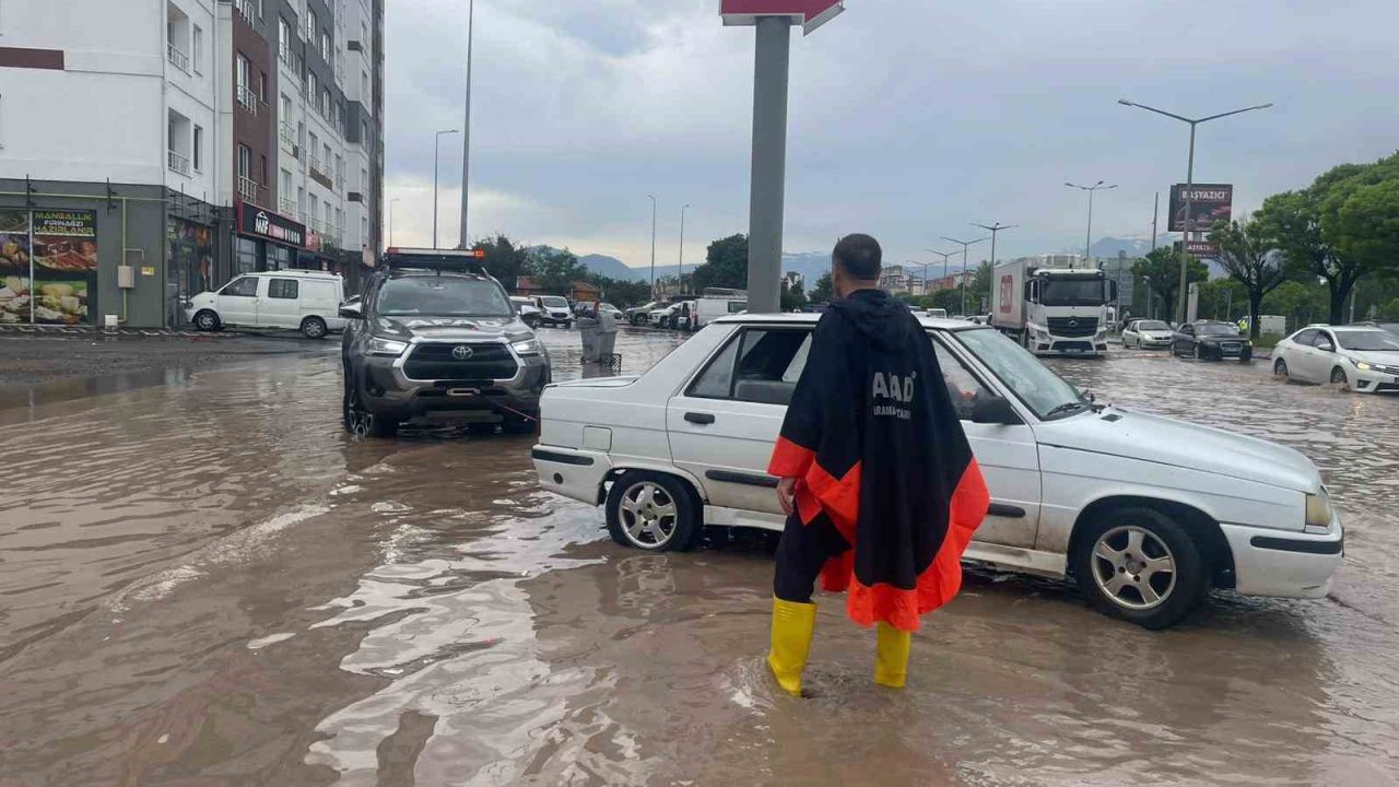 Kayseri’de yağışta araçlarıyla mahsur kalan vatandaşlar kurtarıldı