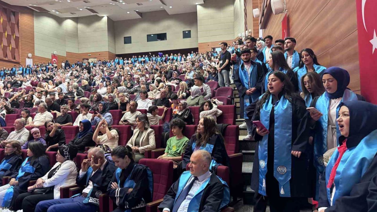 KAYÜ’de ‘sadakat yeminli’ mezuniyet