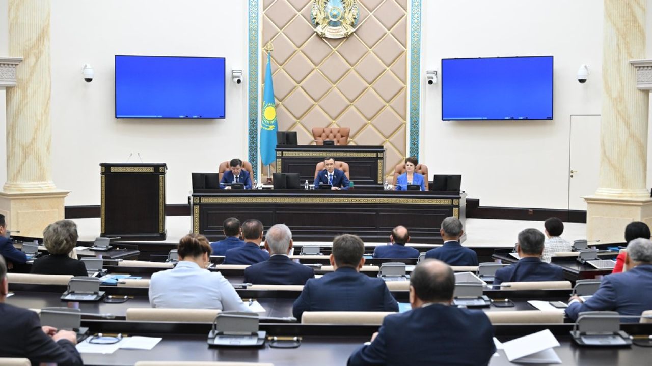Kazakistan parlamentosu son oturumunu gerçekleştirdi