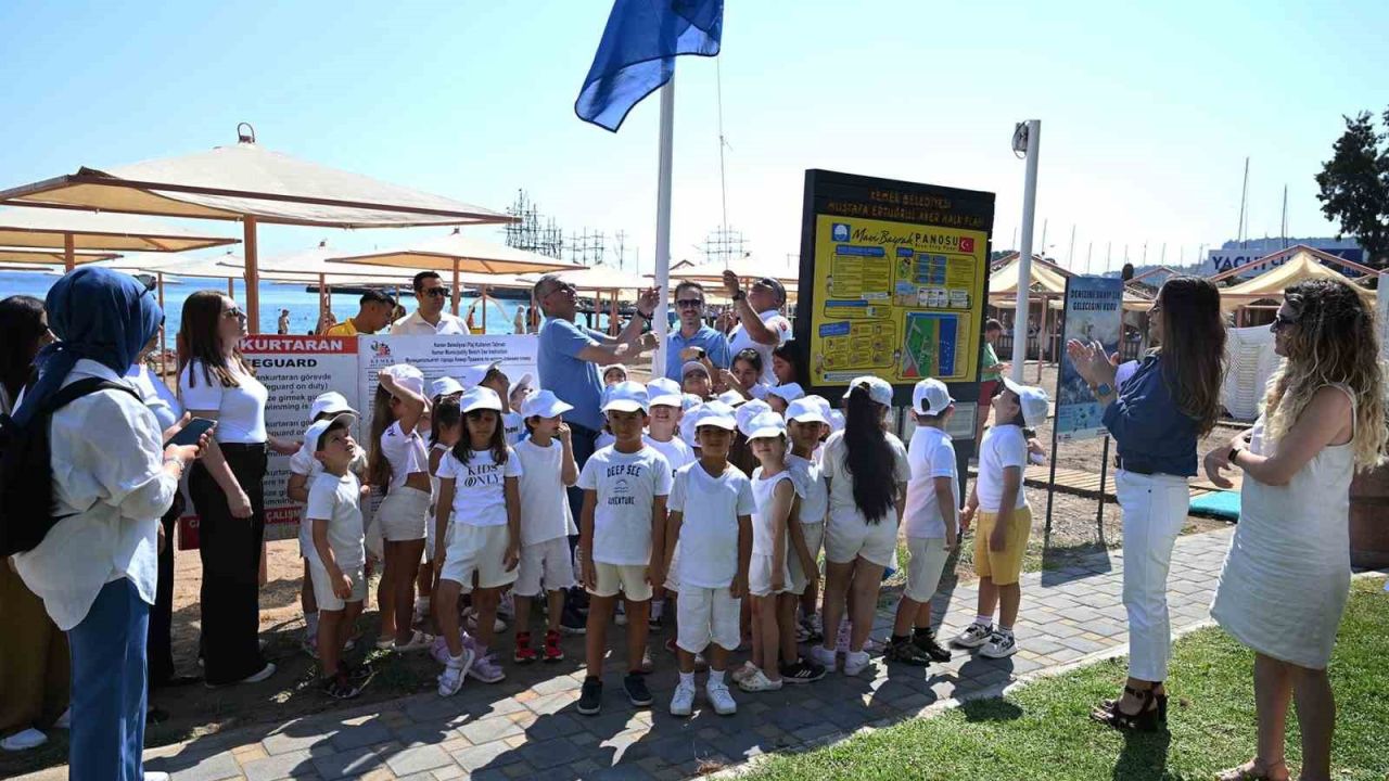 Kemer Belediyesi Halk Plajı’nda mavi bayrak göndere çekildi